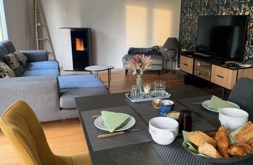 Vieillevigne Bed & Breakfast | Self-contained guest room, right in the center of town, private areas (parking, garden).