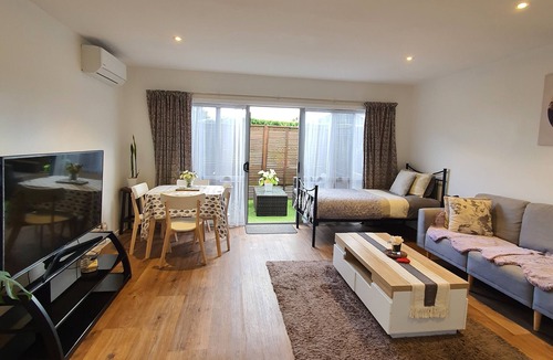 Auckland House | Self-Contained King Suite with Private Entry – Quiet Stay