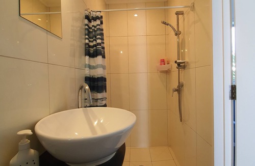 Auckland House | Self-Contained King Suite with Private Entry – Quiet Stay