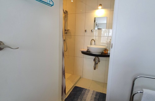 Auckland House | Self-Contained King Suite with Private Entry – Quiet Stay