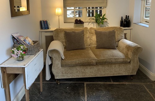 Chillington Apartment | Self contained studio, Stancombe Manor Estate, shared facilities, indoor pool