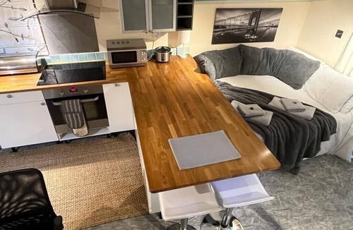 Cambridge House | Self-contained studio annex - loft bed for 8-16yrs