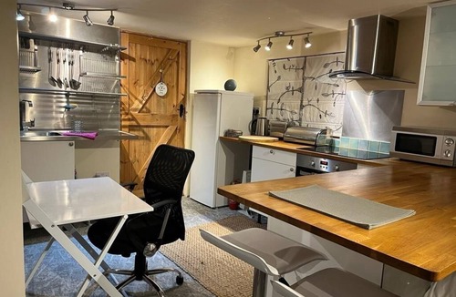 Cambridge House | Self-contained studio annex - loft bed for 8-16yrs