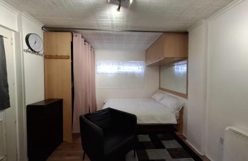 Baguley Apartment | self contained studio flat PatPam