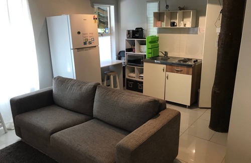 Laingholm Apartment | Self contained Studio surrounded by native NZ forest, close to City & amenities