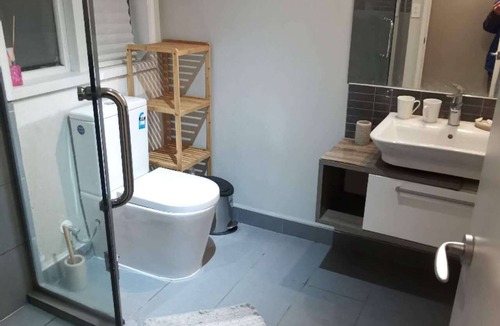 Laingholm Apartment | Self contained Studio surrounded by native NZ forest, close to City & amenities