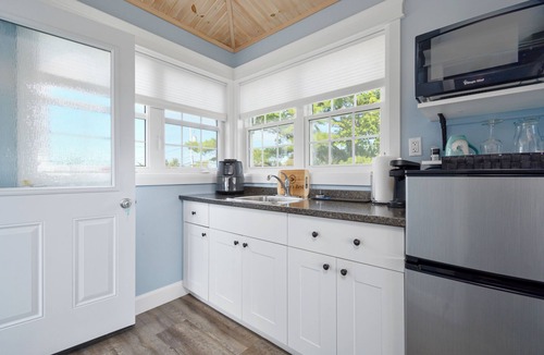 Baddeck Cabin | Selkie’s Rest Alex & Mabel Lighthouse (Green)