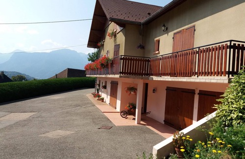 Miribel-les-Echelles Cottage | Semi-detached house with exceptional view -Gîte au coeur du village