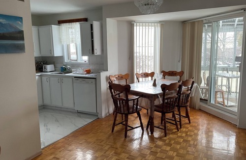Fabreville House | Semi-detached family home near many attractions