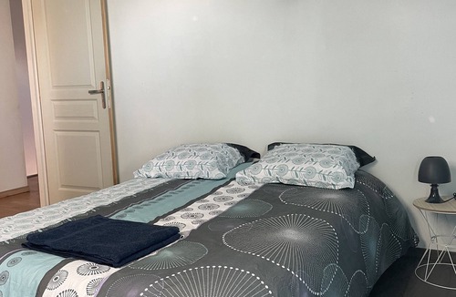 Sainte-Savine House | Semi-detached house with courtyard + parking