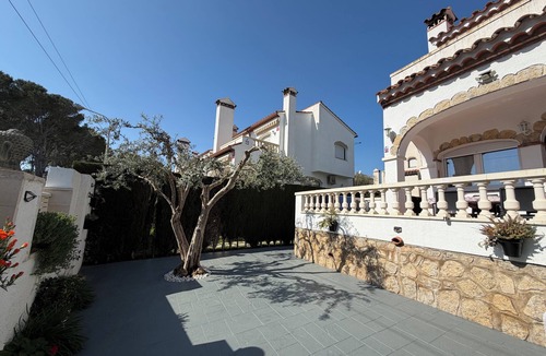 El Casalot House | Semi-detached house in a quiet area