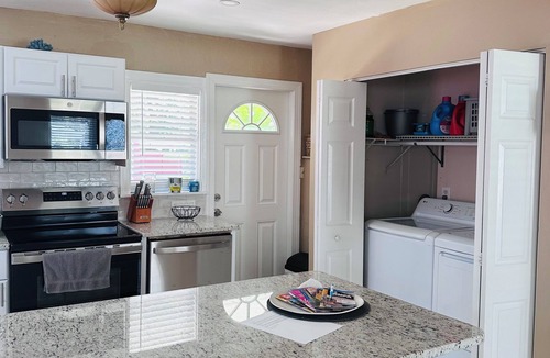 South Seminole Heights House | Seminole Heights Retreat. Walk to Cafés & Bars