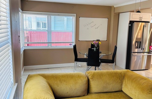 South Seminole Heights House | Seminole Heights Retreat. Walk to Cafés & Bars