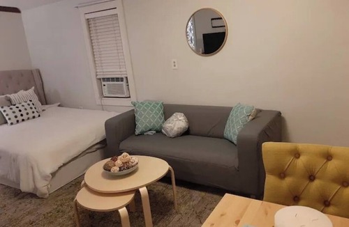 Tampa Ski Chalet | Seminole Heights suite