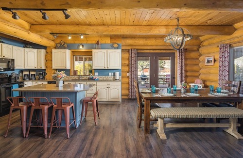 Moab South Valley Cabin | SENDERO- 10 min from Moab. Sleeps 17! Tons of parking. Hot tub. Huge yard