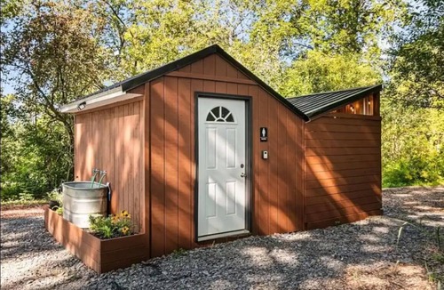 Geneva Cabin | Seneca Hideaway/Rustic Hunter’s cabin/Hot Tub