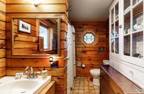 Valois House | Seneca Lake Log Cabin
