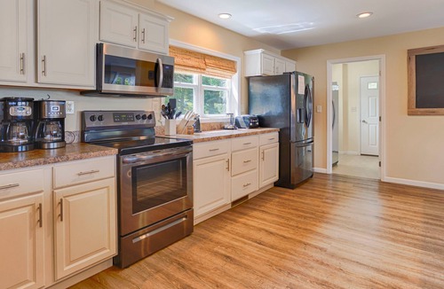 Town of Milo House | Seneca Shores: Attention Wine Trail and Lakefront Enthusiasts!