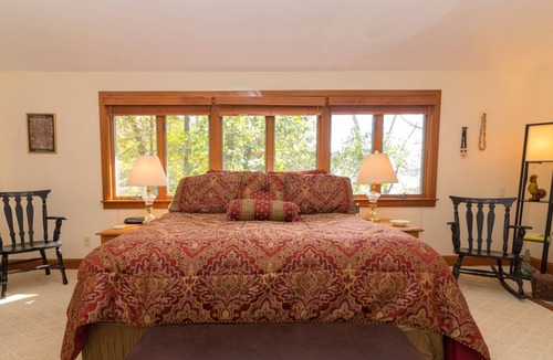 Valois Cottage | Seneca Sisters Lodge: Private escape with bonus lake cottage next to wineries