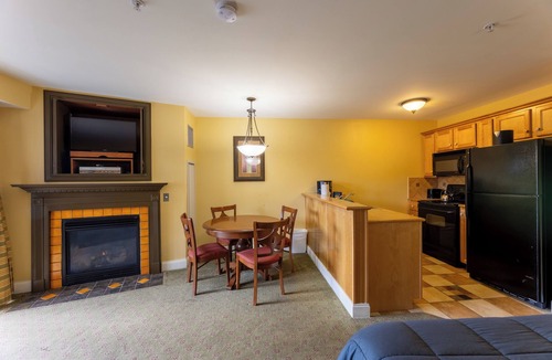 Snowshoe Hotel | Seneca