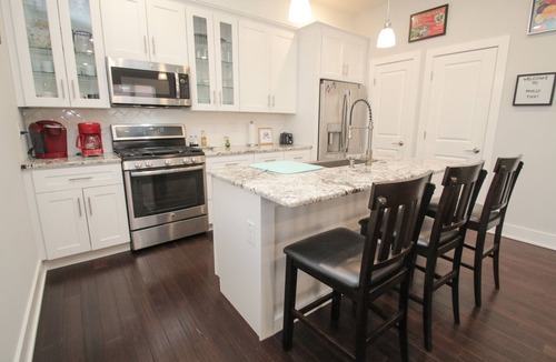 Point Breeze House | Sensational 3Bed/2Bath w/GATED PARKING! Sleeps 10!