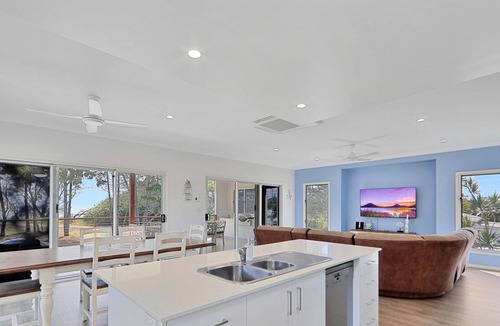 Woodgate House | Sensational Beach Front Escape!