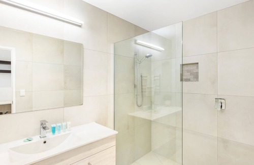 Northcote Apartment | Sensational North Shore Retreat