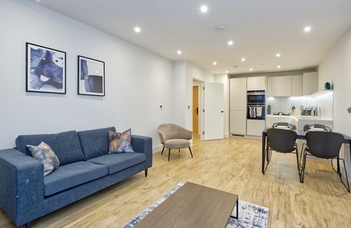 Whittington Apartment | Sensational Two-Bedroom Flat in Colindale