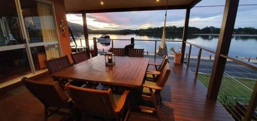 Dunbogan Apartment | Sensational Waterfront Apartment