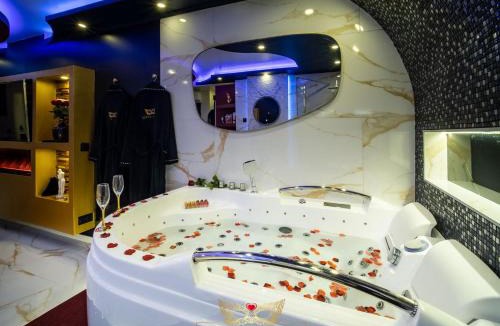 Poincare - Foch - Anatole France - Croix de Bourgogne Apartment | Sensual SPA- Love ROOM Jacuzzi Hammam Terrasse