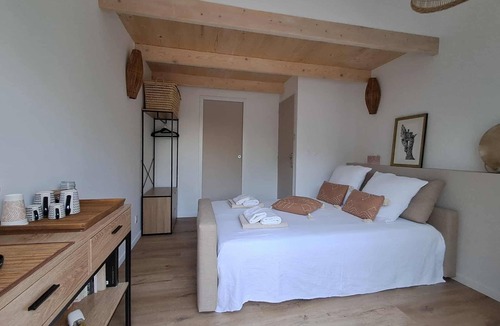 Opio Bed & Breakfast | Separate room with pool access