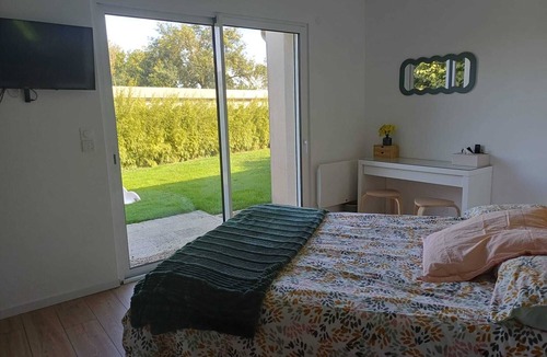 Le Lion-d'Angers Bed & Breakfast | Separate suite with whirlpool bath