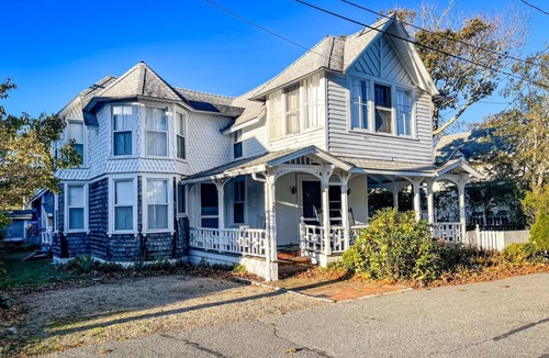 Oak Bluffs Cottage | September 2026 Available! 6 Beds! Walk to Beach, Ferry, Ocean Park and OB!
