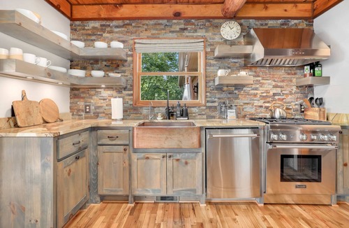 Fayetteville House | Sequoyah Lodge - 1.5 mi to DT
