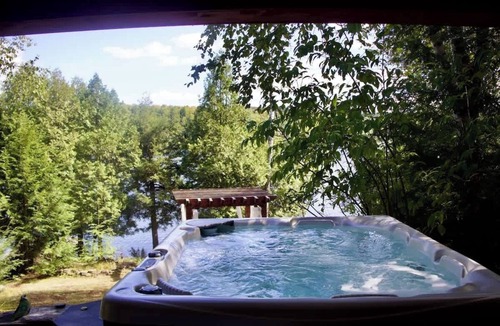 Eagle Lake Cottage | Serendipity 5 BR Waterfront 4 Season w/Hot Tub