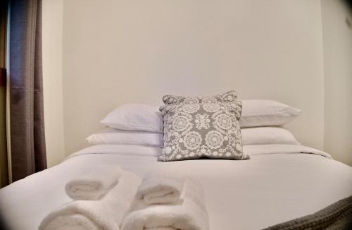 Eagle Lake House | Serendipity 5 BR Waterfront 4 Seasons, Hot Tub, Firepit, Close to Ski HIll