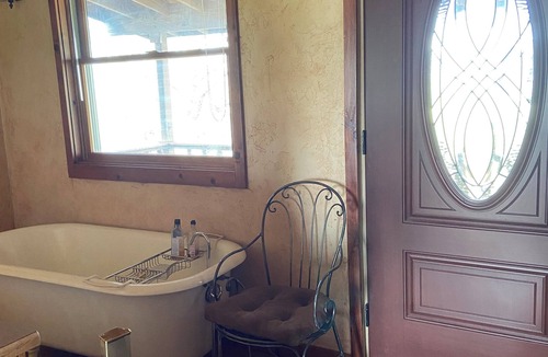 Oklahoma County Other | Serendipity farmhouse. Enjoy the views, chickens, quiet calm and lots of flowers