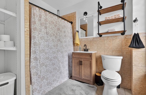 Communipaw Apartment | Serene 1-bedroom apartment with AC in Jersey City