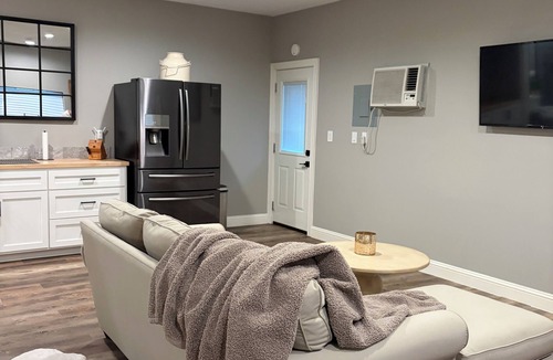 Baytown Cottage | Serene 1-bedroom charming guest house in Baytown on 5 acres