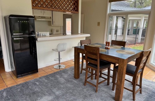 Grogan's Mill House | Serene 1-bedroom Loft-Style with Pool in the Heart of The Woodlands