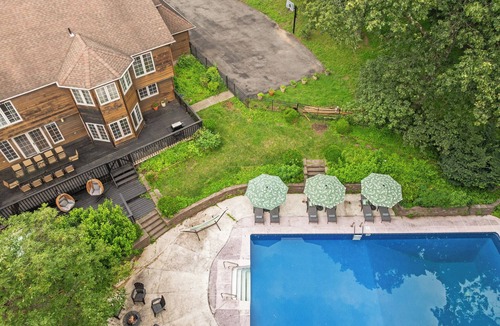 Chester Villa | Serene 10BR Retreat w/Pool, Gym & Hot Tub