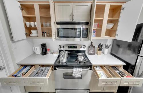 Far North Dallas Apartment | Serene 1BD Retreat - Pool, Gym & Free Parking!