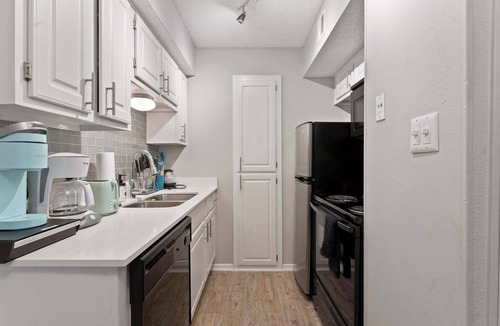 Brentwood Apartment | Serene 1BR suite w/fast WiFi + king bed + pool