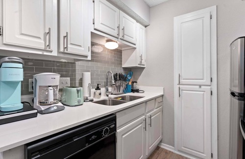 Brentwood Apartment | Serene 1BR suite w/fast WiFi + king bed + pool