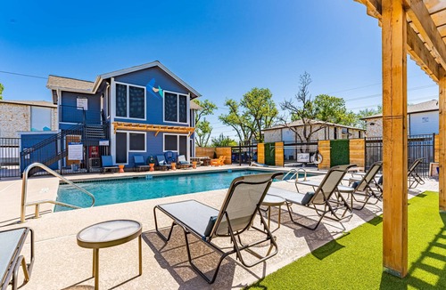 Brentwood Apartment | Serene 1BR suite w/fast WiFi + king bed + pool