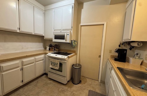 Tracy House | Serene 2-bedroom 1-bathroom and 1-full kitchen in a quiet and peaceful house.
