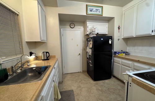 Tracy House | Serene 2-bedroom 1-bathroom and 1-full kitchen in a quiet and peaceful house.