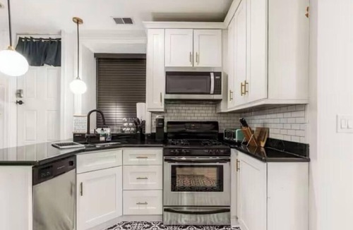 Boystown Condo | Serene 2-bedroom condo with AC in vibrant Chicago