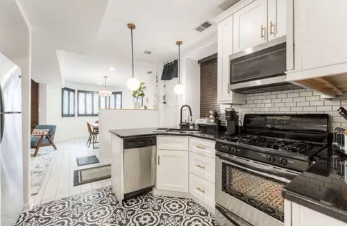 Boystown Condo | Serene 2-bedroom condo with AC in vibrant Chicago