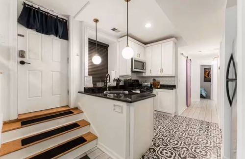 Boystown Condo | Serene 2-bedroom condo with AC in vibrant Chicago